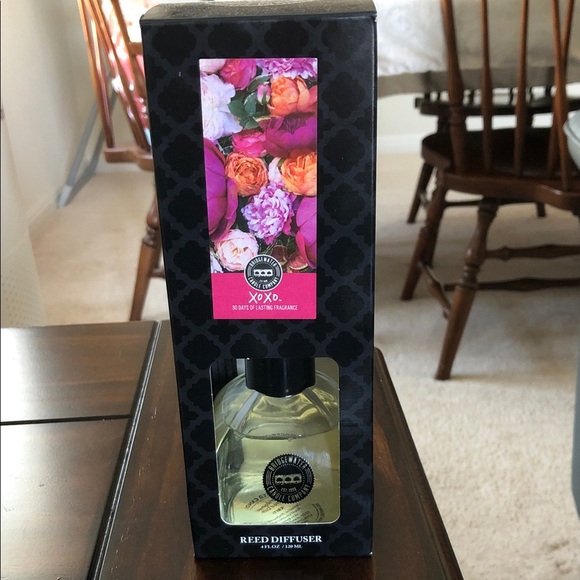 XOXO Elegant Black and Clear Reed Diffuser - Picture 2 of 4